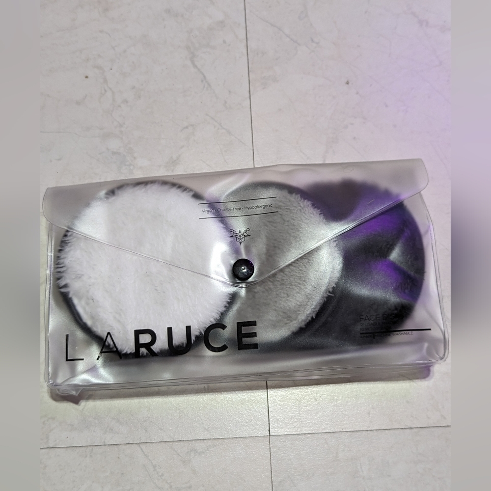 La ruce face disks. Grey, white, black.